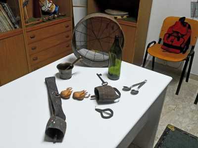 ...ma anche bottiglie, campane, chiavi e tanti altri strani oggetti